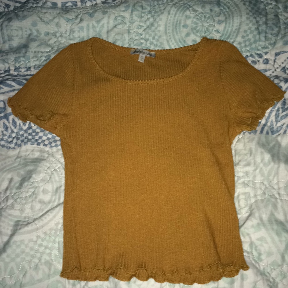 CHARLOTTE RUSSE cropped short sleeved shirt